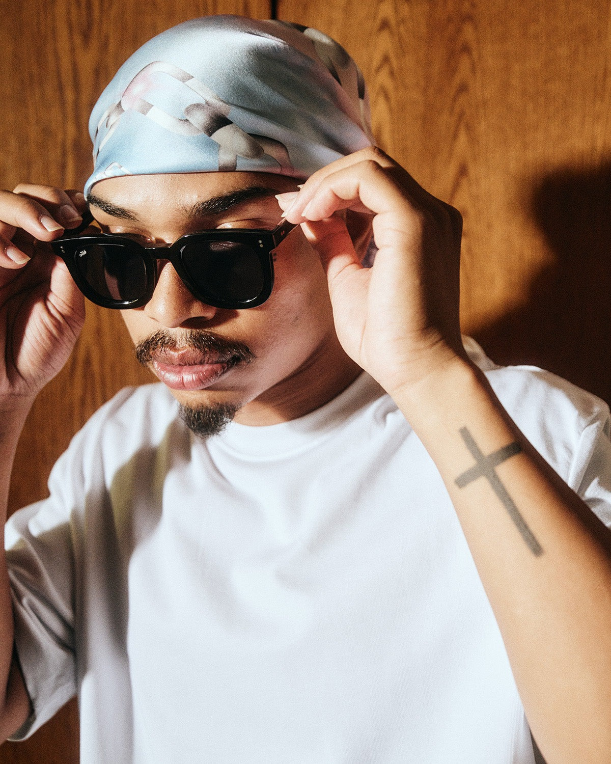 Pomelo Essentials 2315 01 01 サングラス 調光レンズ / Black×Black