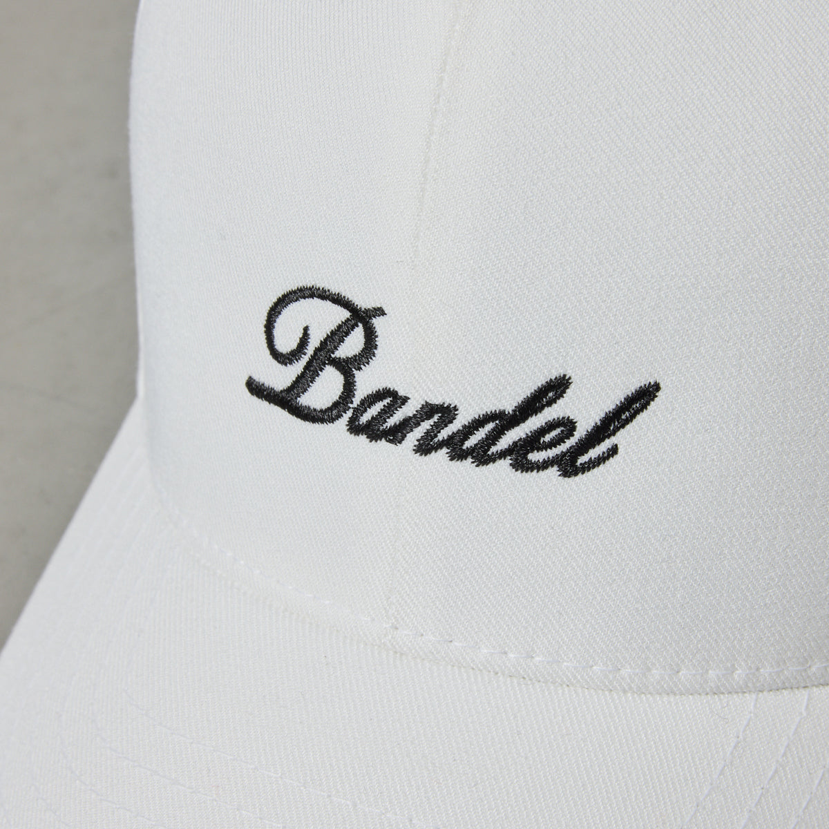 CURSIVE LOGO CAP BG-46CDCCP キャップ / WHITE