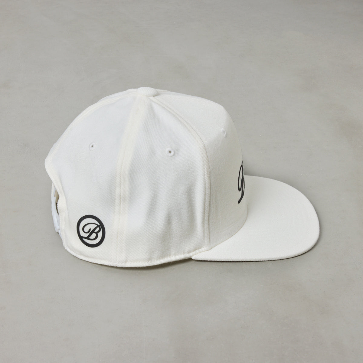 CURSIVE LOGO FLATVISOR CAP BG-46CLFCP キャップ 吸湿 伸縮 / WHITE