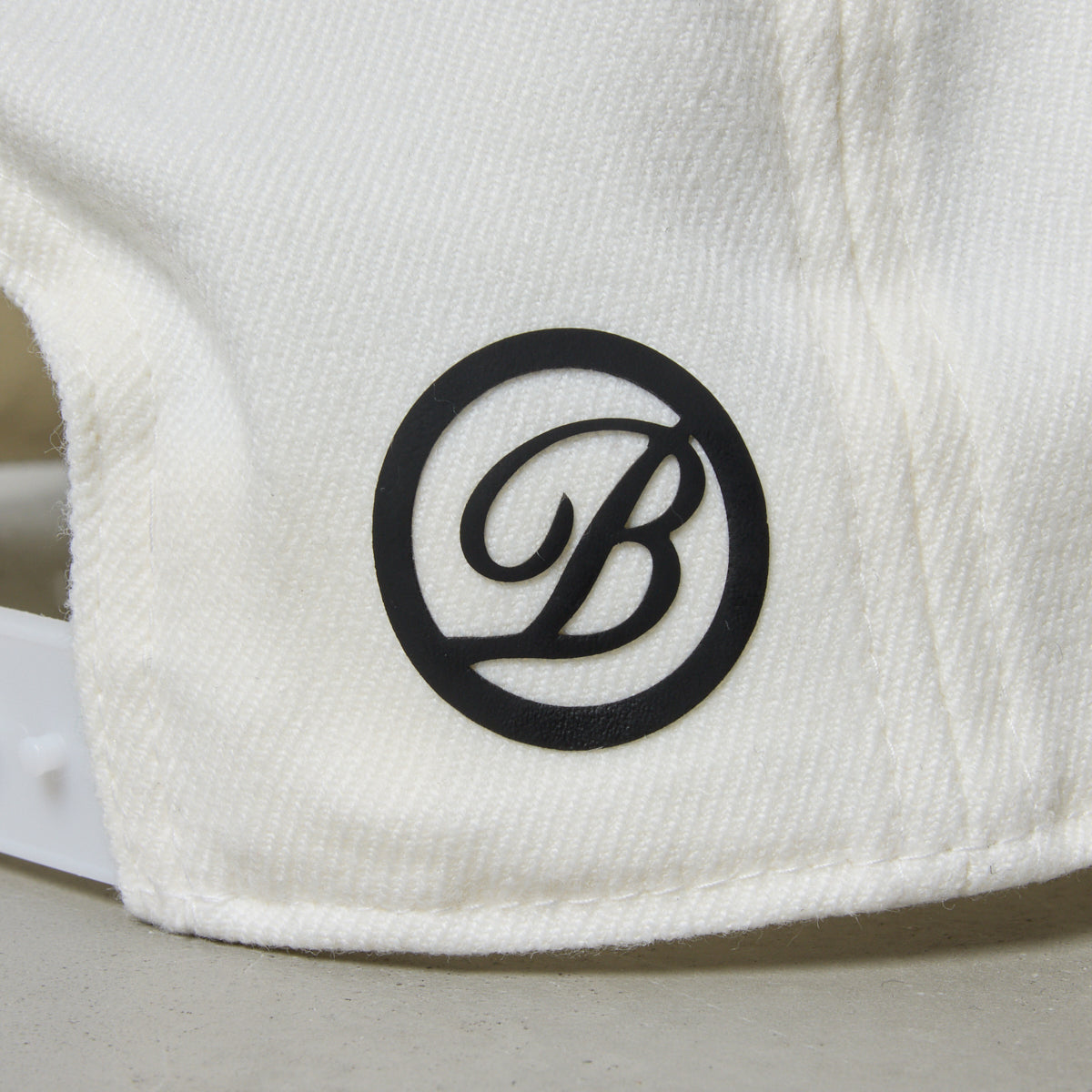 CURSIVE LOGO FLATVISOR CAP BG-46CLFCP キャップ 吸湿 伸縮 / WHITE