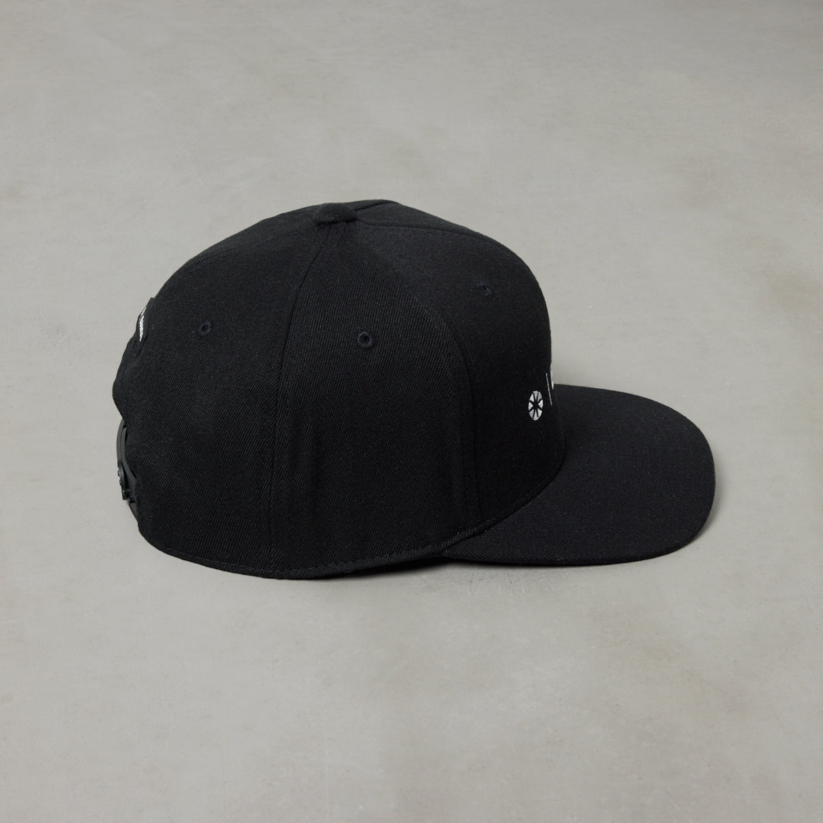 ESSENTIAL LOGO FLATVISOR CAP BG-46EFVCP キャップ / BLACK