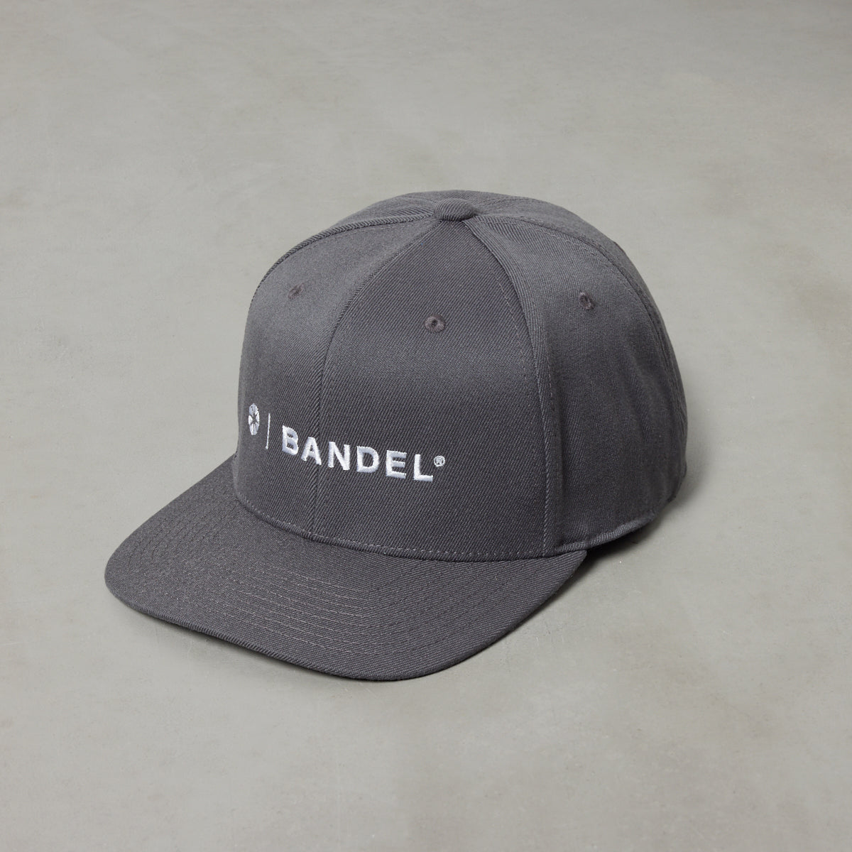 ESSENTIAL LOGO FLATVISOR CAP BG-46EFVCP キャップ / GREY