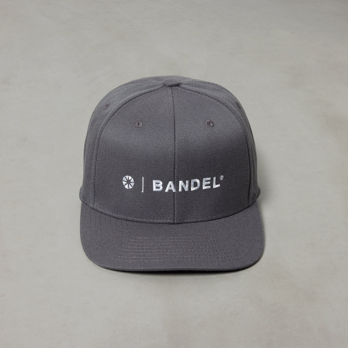 ESSENTIAL LOGO FLATVISOR CAP BG-46EFVCP キャップ / GREY