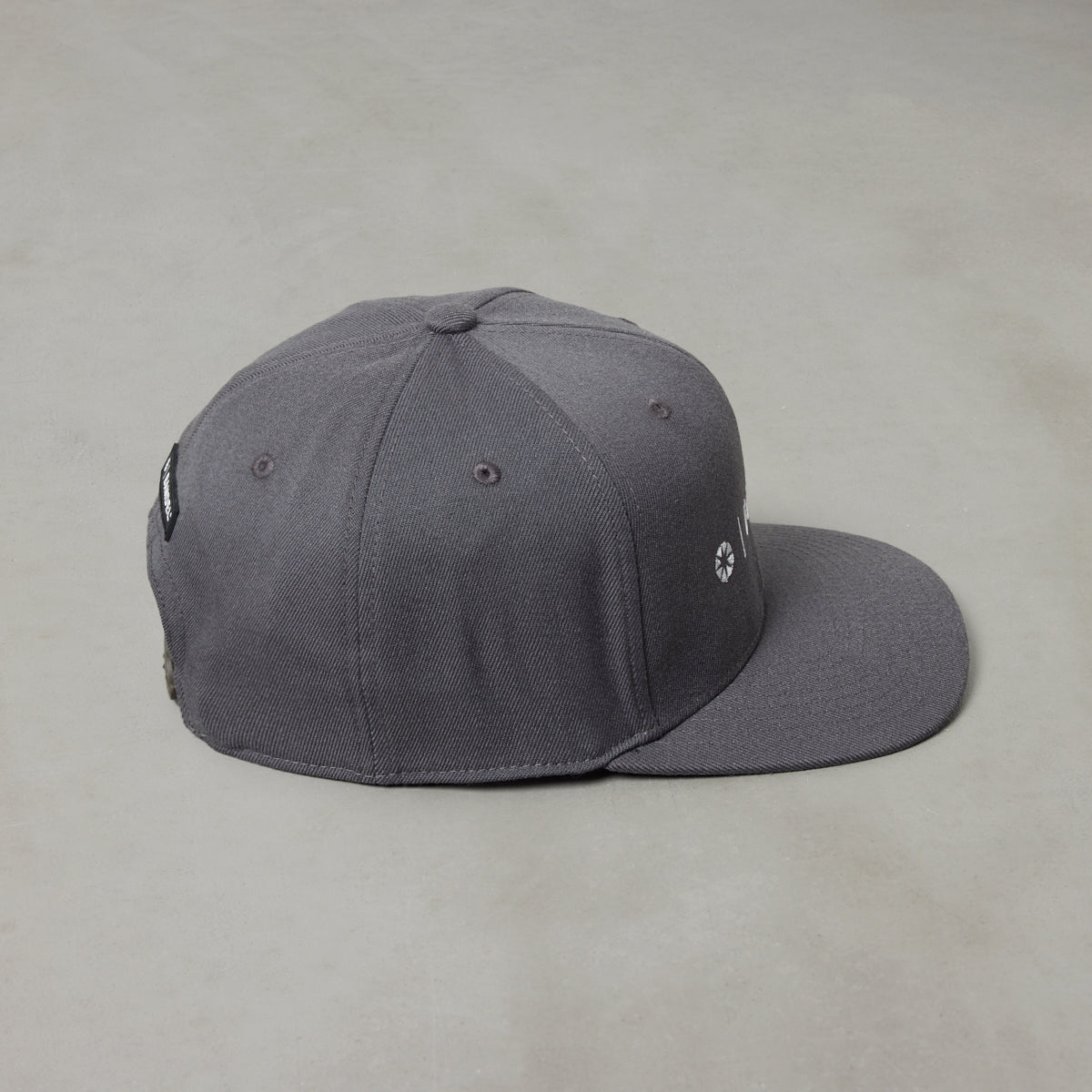 ESSENTIAL LOGO FLATVISOR CAP BG-46EFVCP キャップ / GREY