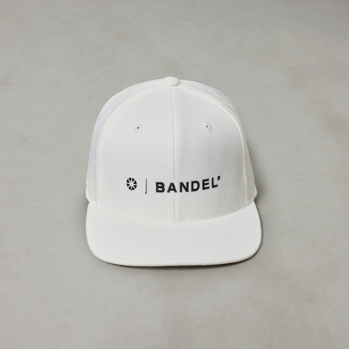 ESSENTIAL LOGO FLATVISOR CAP BG-46EFVCP キャップ / WHITE