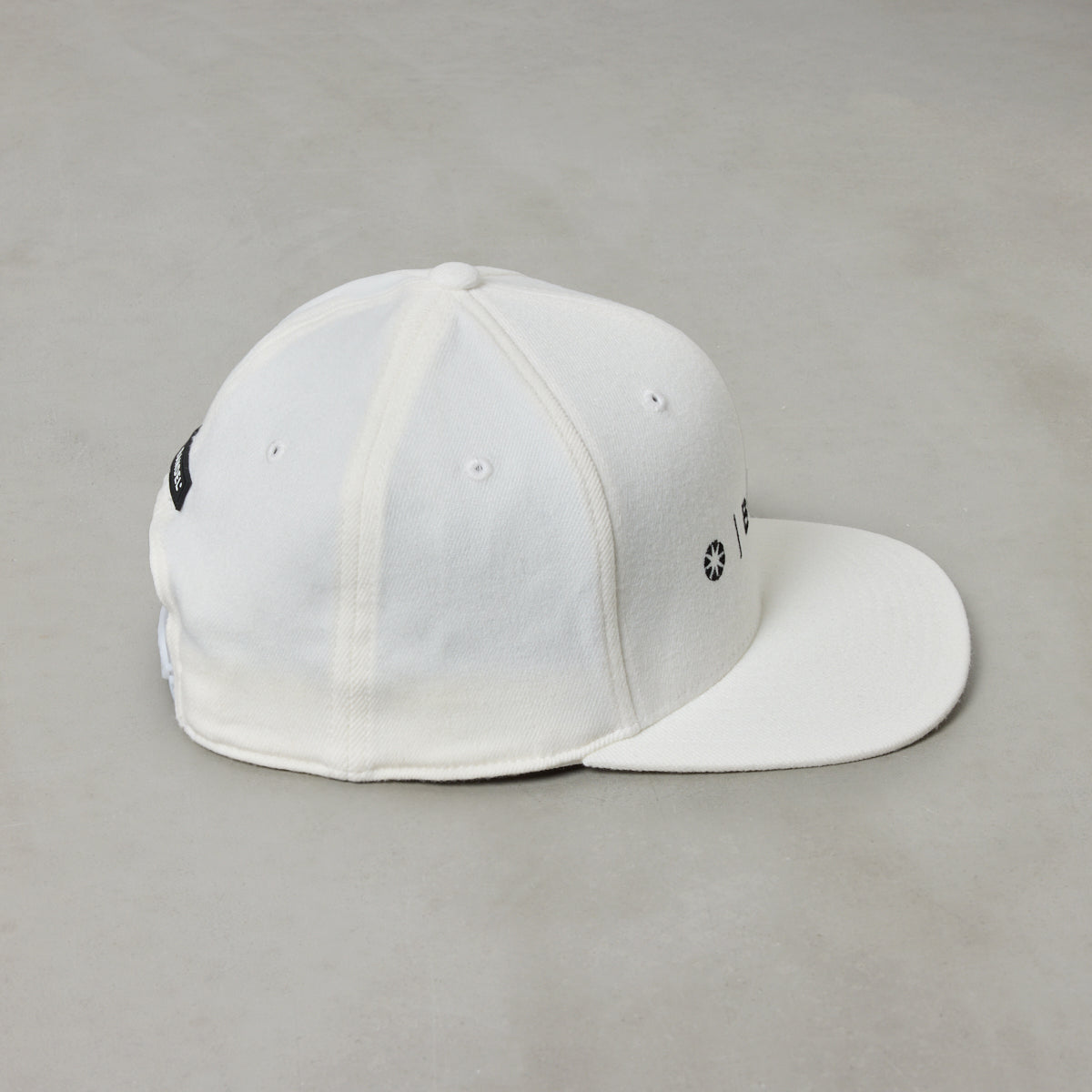 ESSENTIAL LOGO FLATVISOR CAP BG-46EFVCP キャップ / WHITE