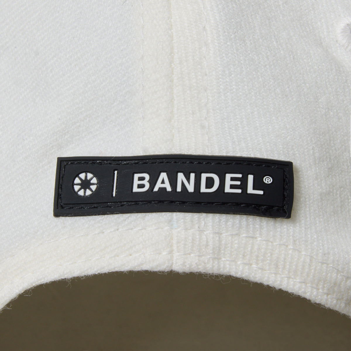 ESSENTIAL LOGO FLATVISOR CAP BG-46EFVCP キャップ / WHITE