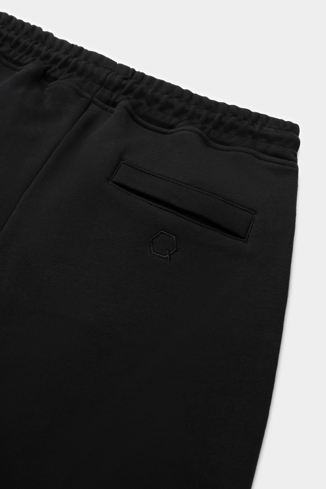 Q-Series Regular Fit Jogger B1411.1106 スウェットパンツ ジップ付きポケット ストレッチ 吸湿性 耐久性 / Black