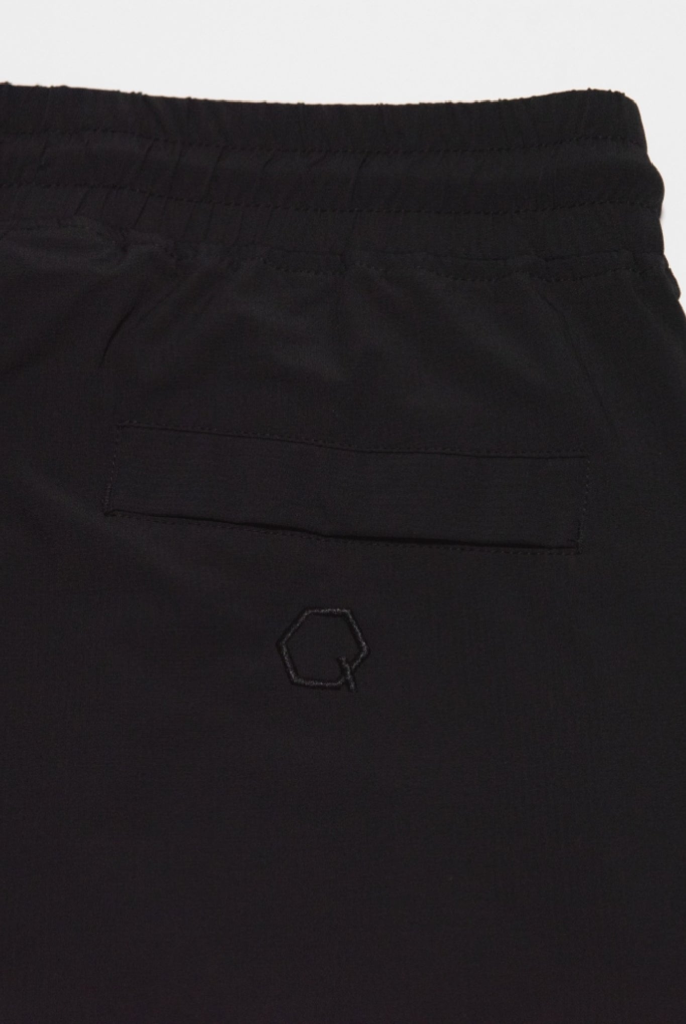 【日本限定】 JP Q-SERIES REGULAR FIT NYLONPANTS B1411.1124 ロングパンツ セットアップ ナイロン ストレッチ 耐久性 撥水性 / Black
