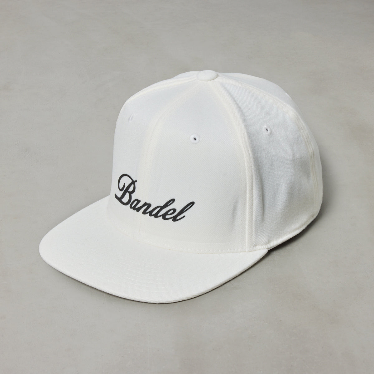 CURSIVE LOGO FLATVISOR CAP BG-46CLFCP キャップ 吸湿 伸縮 / WHITE